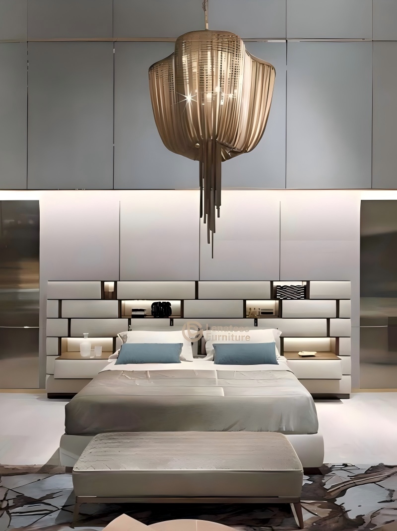 विलासिता शिल्प कौशल से मिलती है - सुरुचिपूर्ण धातु लहजे के साथ हमारा नया स्टेटमेंट बेड। ✨